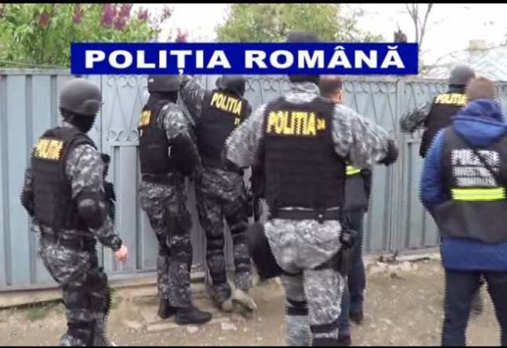 Giurgiu! Arme, bunuri contrafăcute, bijuterii și bani descoperite de polițiști în urma unor percheziții 