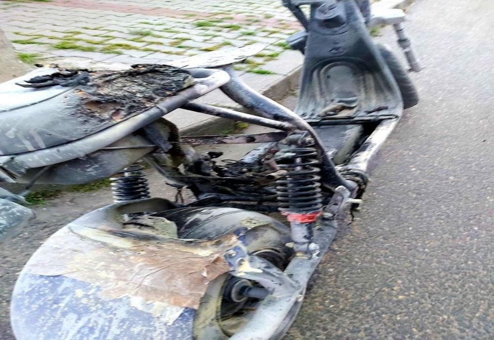 Un scuter a luat foc pe o stradă din Giurgiu. Ce recomandă pompierii