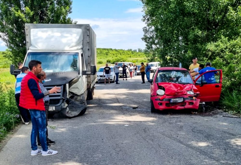 Coliziune frontală între un autoturism și o autoutilitară, pe DJ 601. Un tânăr a fost rănit