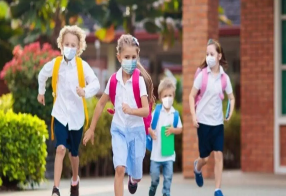 CULISELE STATULUI PARALEL. Copilăria în comunism vs. capitalism. De la „portița către visare” la anxietate și dependența de ecran. „Să nu uităm cât de copii putem fi, indiferent de vârstă”