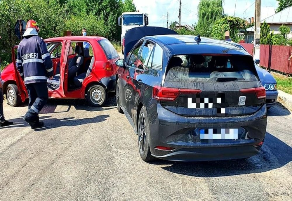 Accident rutier la intersecția dintre DJ 611 și DJ 701, în Teleorman. Au intervenit pompierii de la ISU Giurgiu