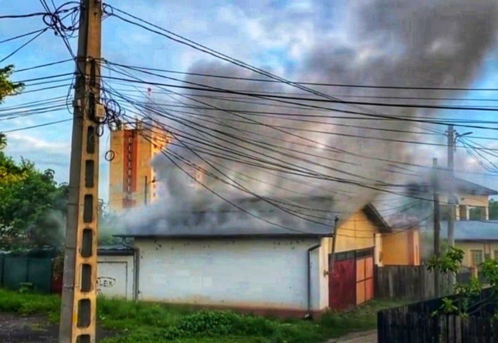 Două garaje din Giurgiu, cuprinse de flăcări. Două autospeciale au intervenit pentru stingerea incendiului