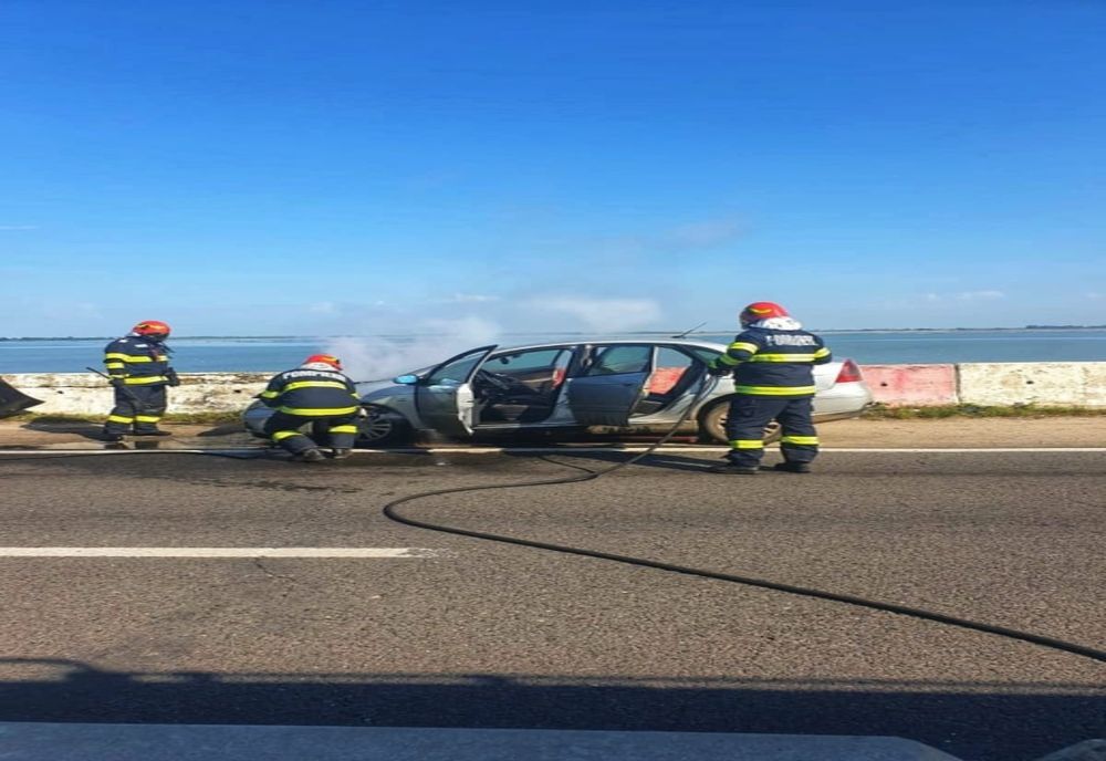 Un autoturism a luat foc pe podul de la barajul Mihăilești