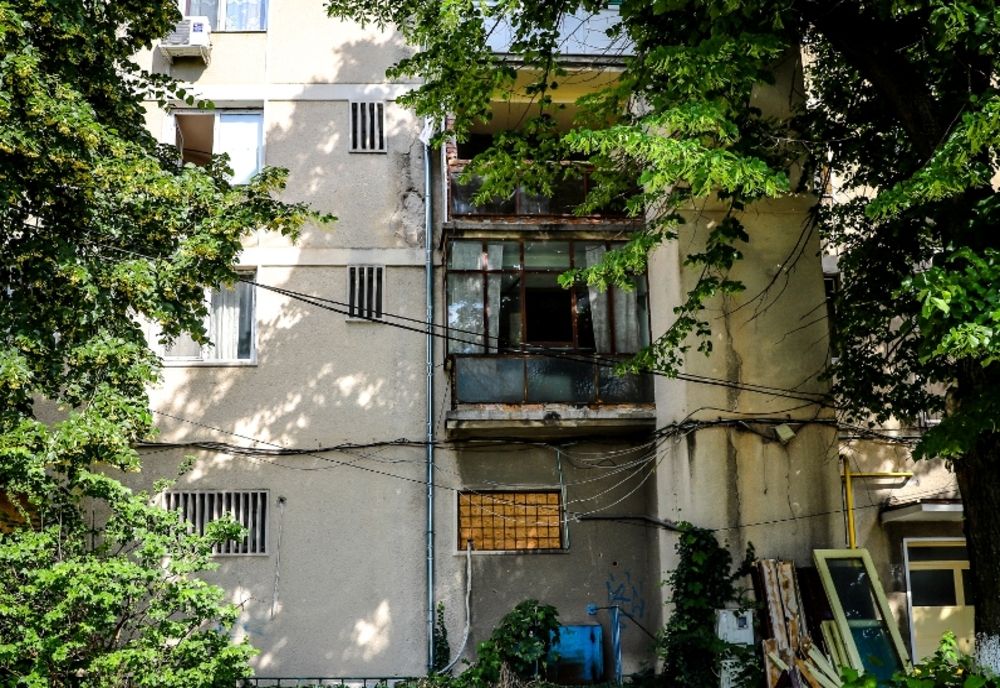 Giurgiu. Un bărbat de 44 de ani a murit după ce a căzut de la etajul 2 în timp ce monta o placă de polistiren