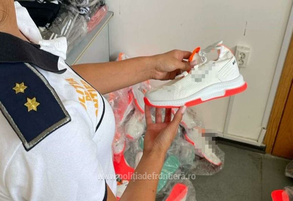 Adidași de "firmă", cu o valoare de 50.000 lei, descoperiți într-un autocar care venea din Turcia