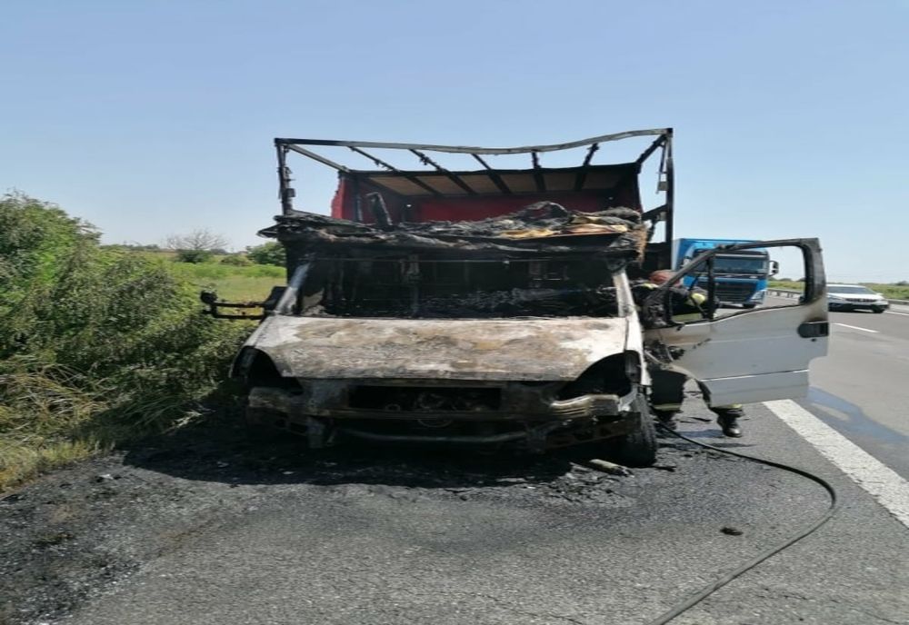 O autoutilitară încărcată obiecte din fier a luat foc pe A1 București-Pitești