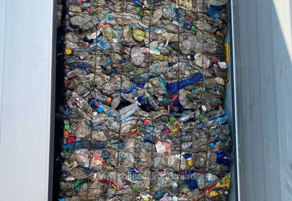 Peste 17 de tone de deșeuri din plastic, descoperite la Vama Giurgiu 