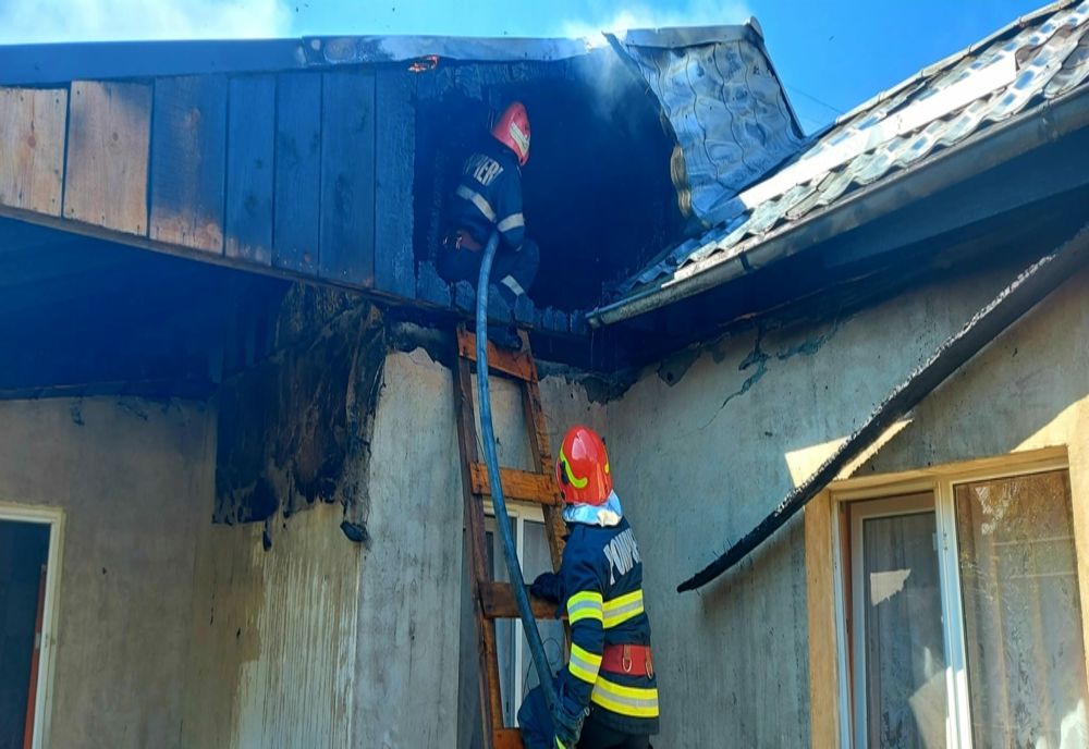 Incendiu la o casă din Giurgiu. Două persoane au suferit atac de panică