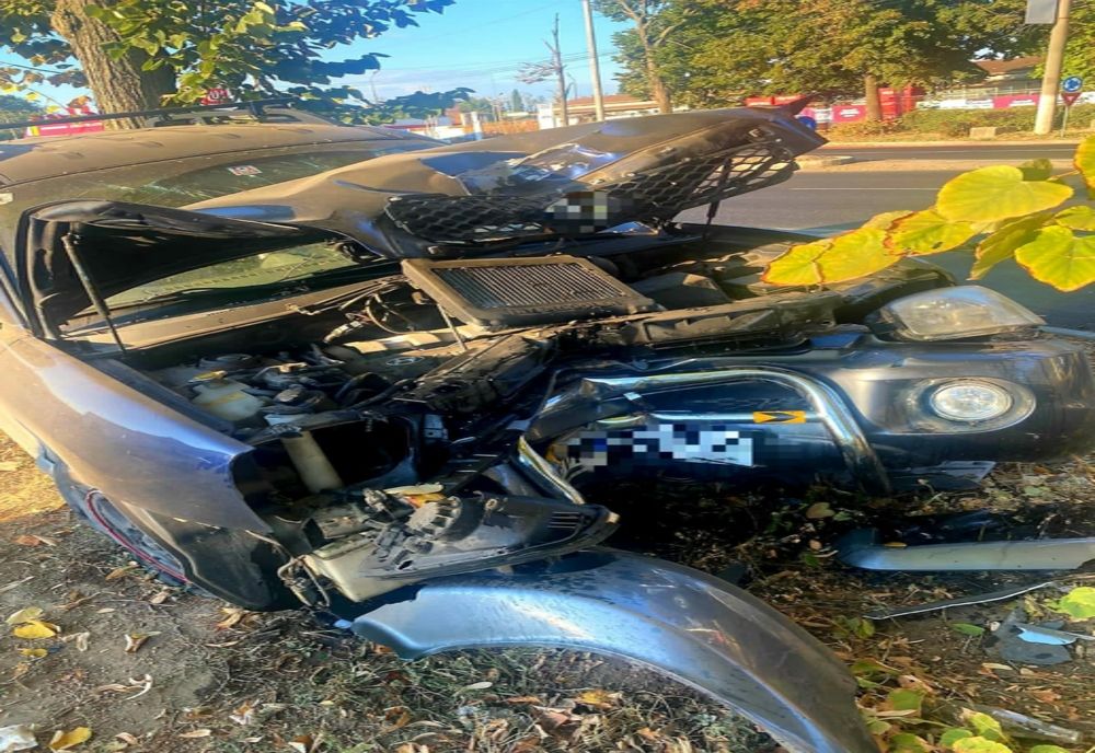 Accident pe DN 5, în zona Andaluzia. Trei persoane rănite după ce au intrat cu autoturismul într-un copac