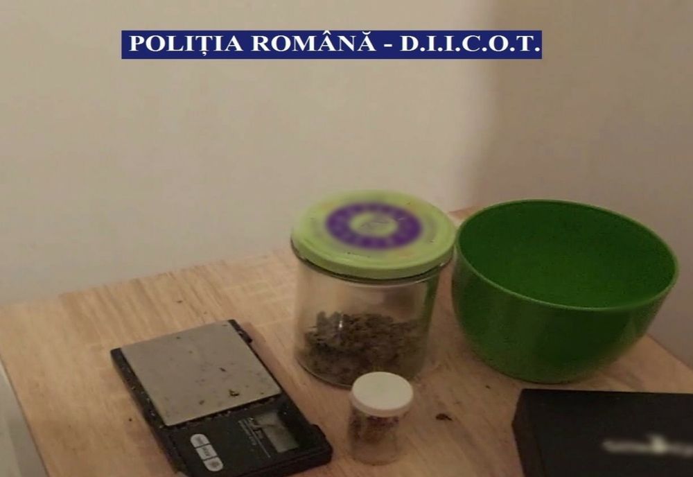 Percheziții la traficanți de droguri din Giurgiu. Doi bărbați, arestați preventiv
