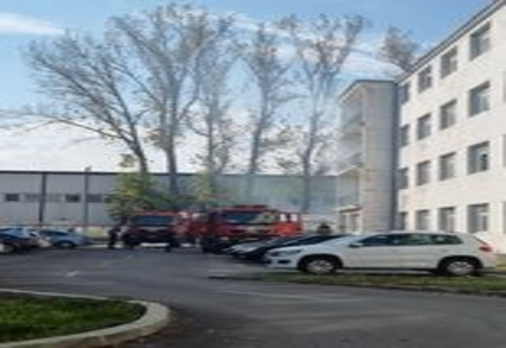 Incendiu într-un bloc nelocuit, pe strada Tineretului