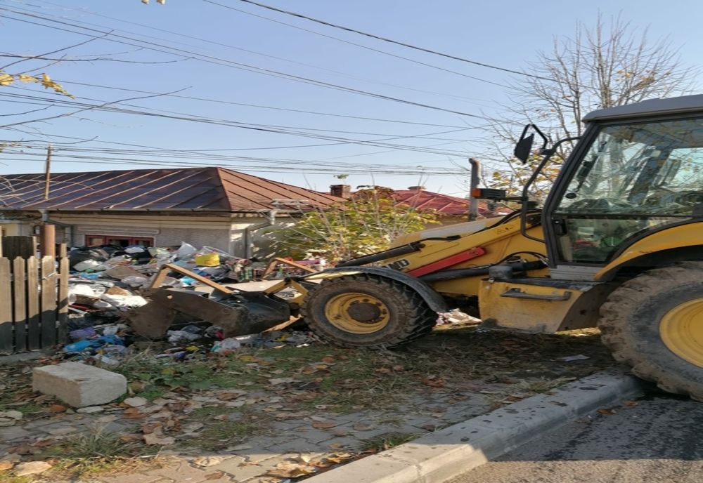 Primăria Giurgiu face curat în curtea și casa plină de gunoaie de pe Bd. Mihai Viteazu