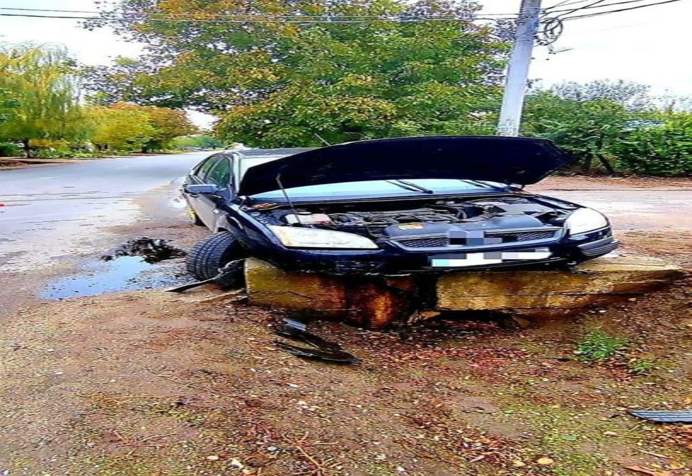 Accident pe DJ 503, la Bălanu. Un autoturism a intrat într-un cap de pod 