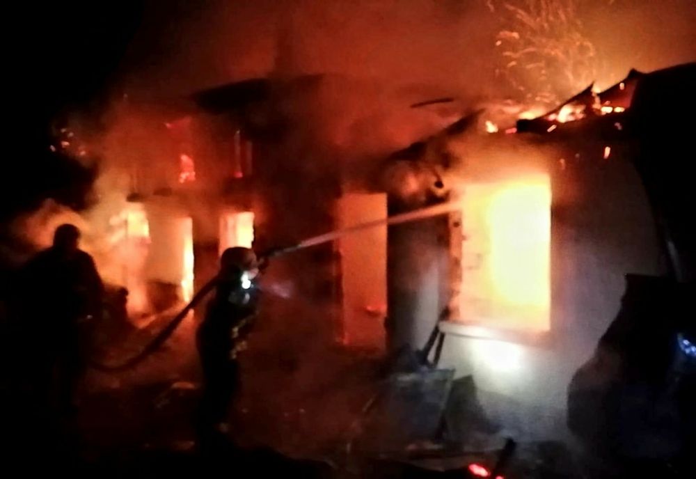 Giurgiu. Un bătrân care dormea în locuința cuprinsă de flăcări, salvat la timp de pompieri