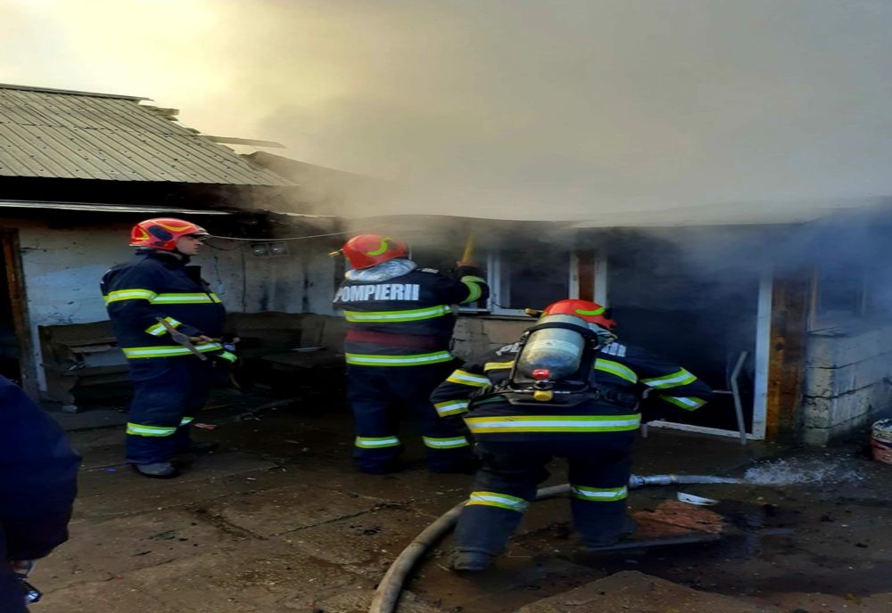 Incendiu într-o gospodărie din Giurgiu. Au ars două anexe ale unui imobil
