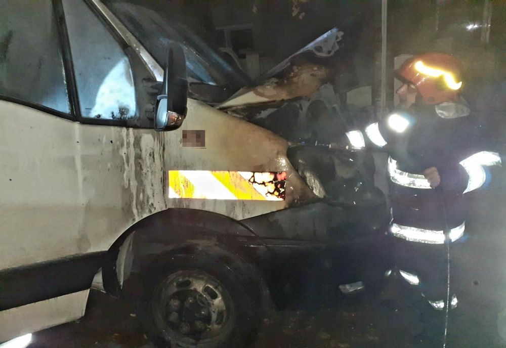 Giurgiu. Autoutilitară în flăcări, pe o stradă din Sadina