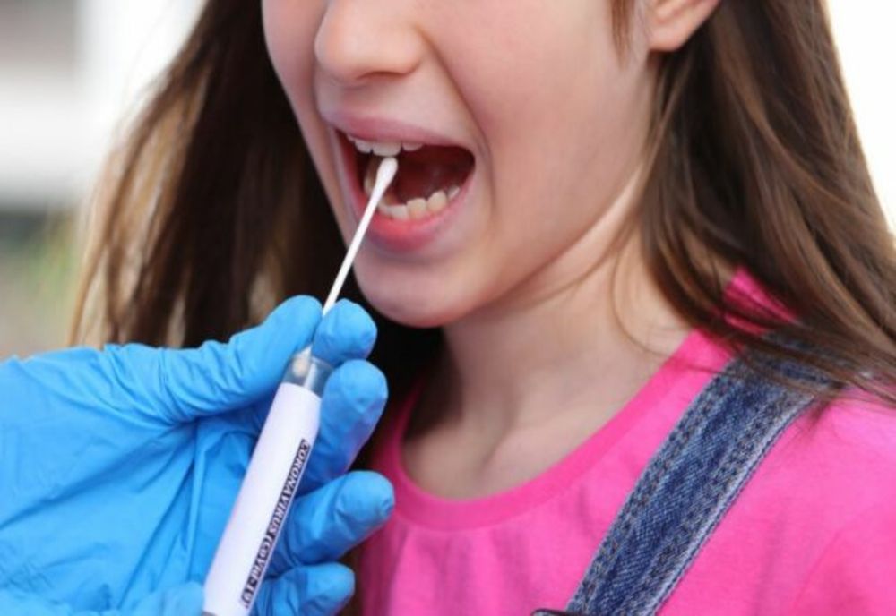 Angajații școlilor se vor ocupa de asamblarea testelor de salivă. Dacă elevul se testează acasă, sarcina este a părinților