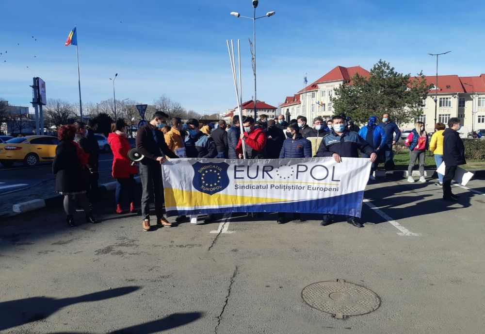 Revoltă a polițiștilor giurgiuveni. Oamenii legii pichetează Prefectura 