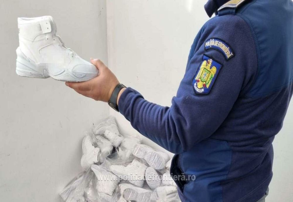 99 perechi de pantofi tip sport, contrafăcuţi, descoperiţi în cala unui autocar la P.T.F. Giurgiu