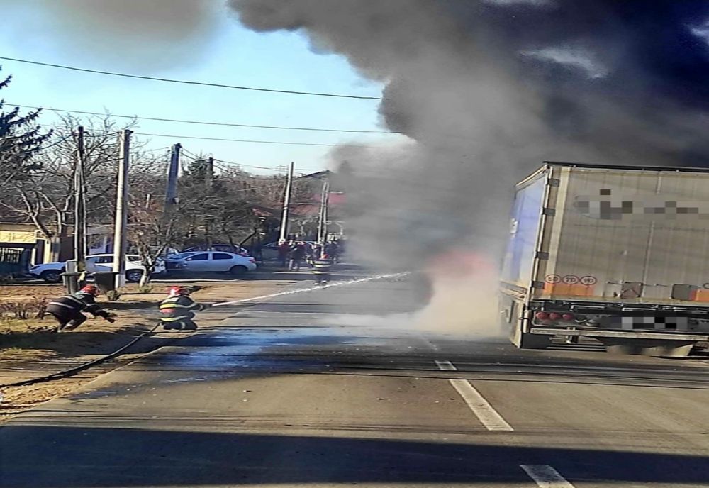 Camion în flăcări pe DN 61, la Crevedia Mare. Pompierii intervin