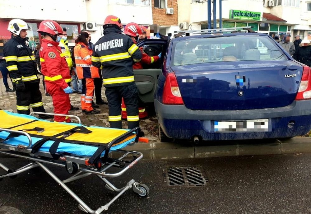 Accident rutier în Giurgiu. Şoferul unui Logan a fost transportat la spital