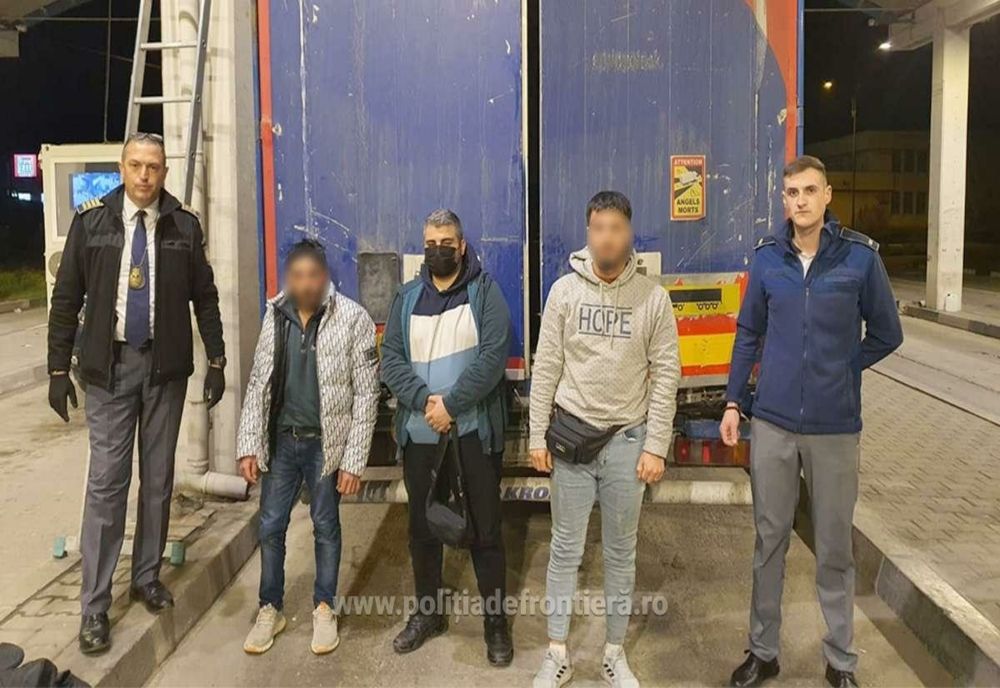 Cinci cetățeni străini, ascunși în două mijloace de transport, depistaţi la PTF Giurgiu 