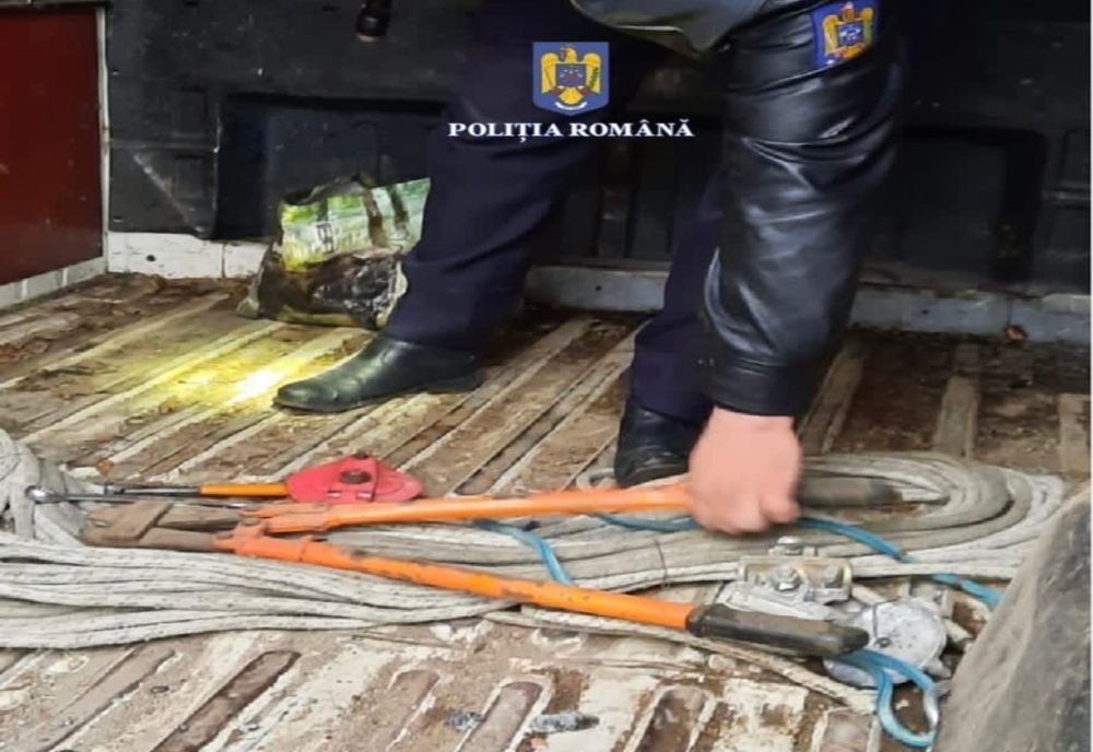 Bărbatul care a spart o locuinţă din Adunaţii Copăceni şi a furat 4 laptopuri, identificat şi reţinut de poliţişti