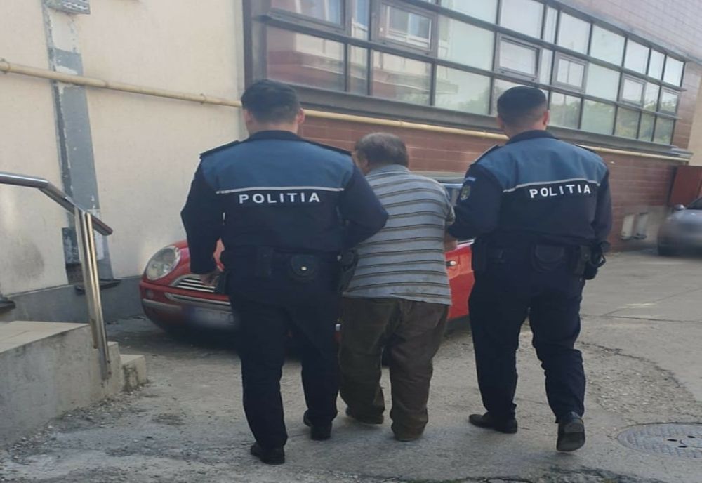 Răzbunare cruntă, la Crevedia Mare. Un bătrân i-a incendiat casa consăteanului său şi apoi i-a spart geamurile autotuturismului