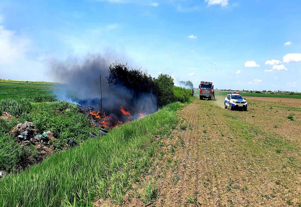 100 de anvelope uzate şi resturi menajere incendiate, la Mihăileşti 