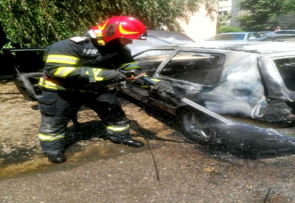 Giurgiu. Un autoturism a ars în totalitate în apropierea unui bloc