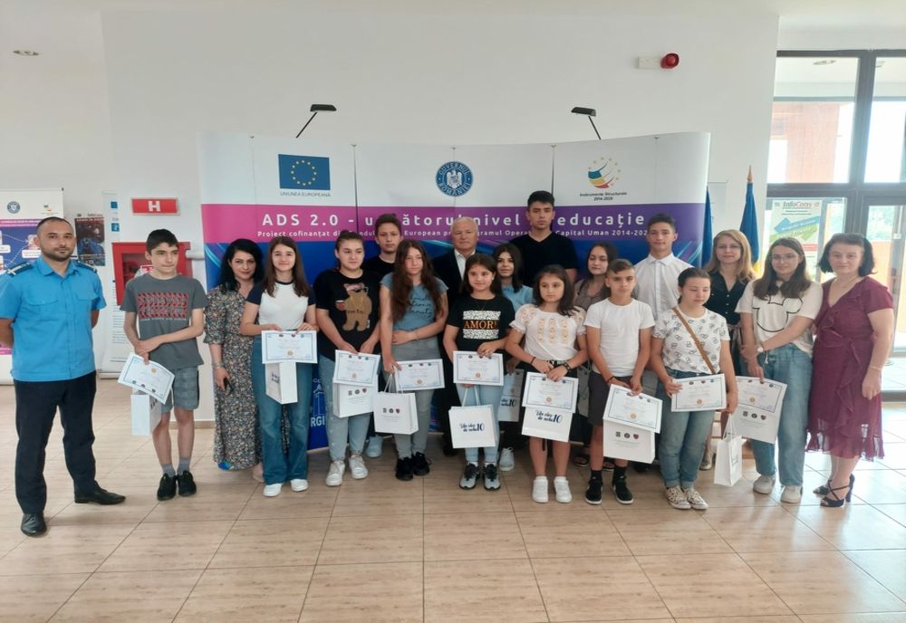 Jandarmeria Giurgiu a premiat elevii cu rezultate excepţionale din medii defavorizate