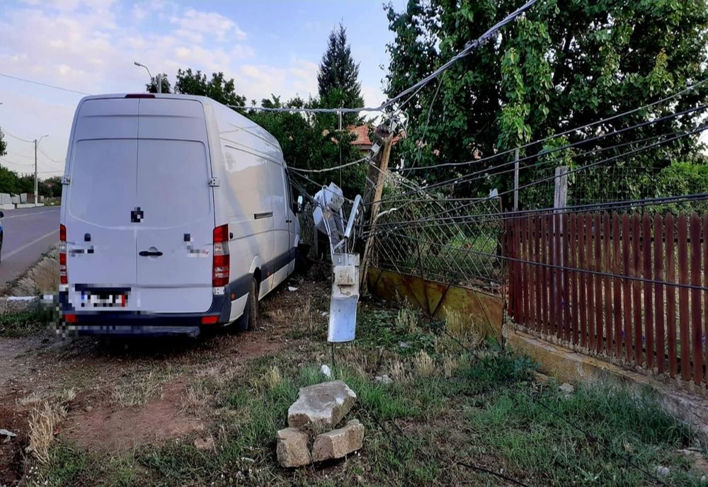 Giurgiu. O autoutilitară scăpată de sub control a rupt un stâlp de electricitate, care s-a prăbuşit peste un gard