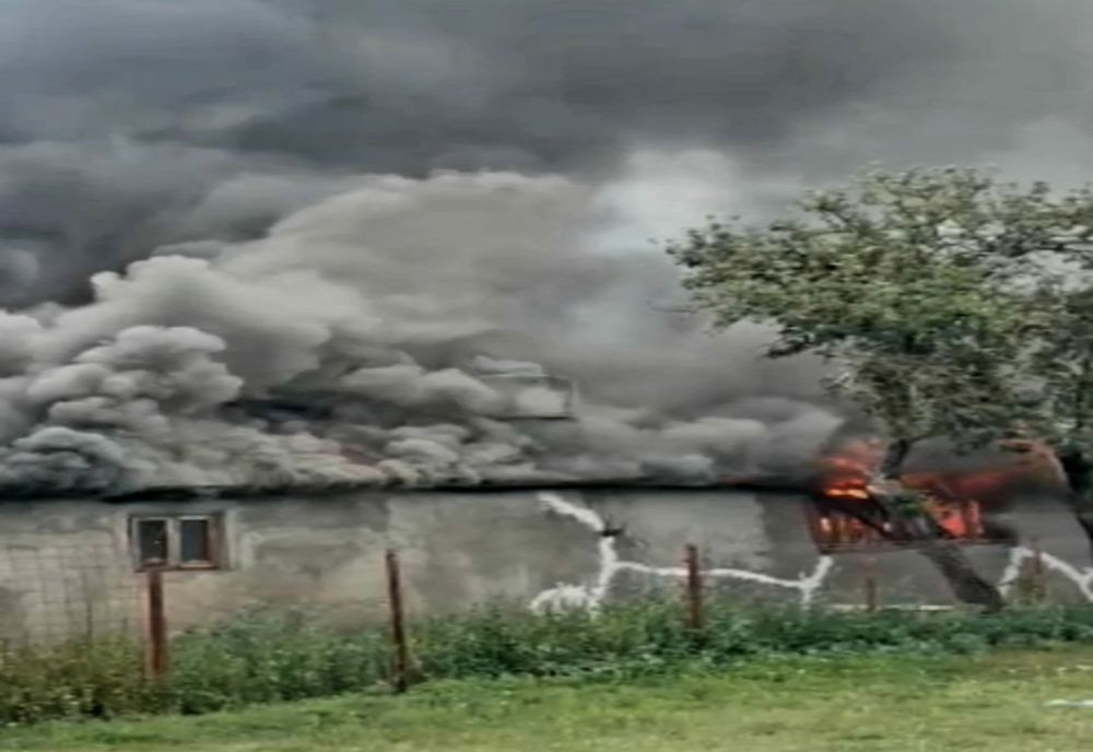 Incendiu violent la Ghimpaţi. Pompierii au intervenit cu două autospeciale