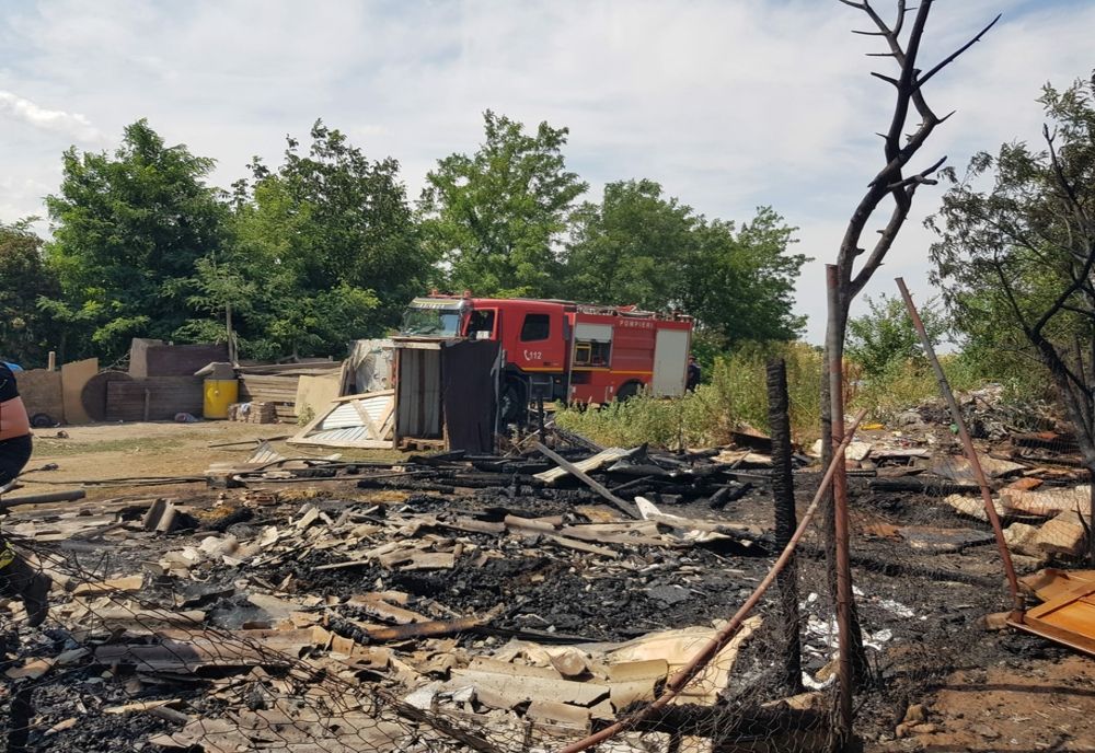 Două case din Dobreni, în flăcări. Patru autospeciale acționează pentru stingerea incendiului