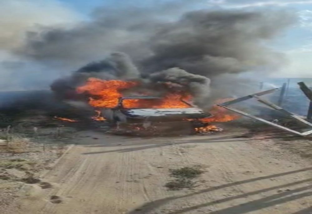 Giurgiu. Un autoturism a luat foc, la Dealu. Focul s-a extins şi la vegetaţia uscată din jur