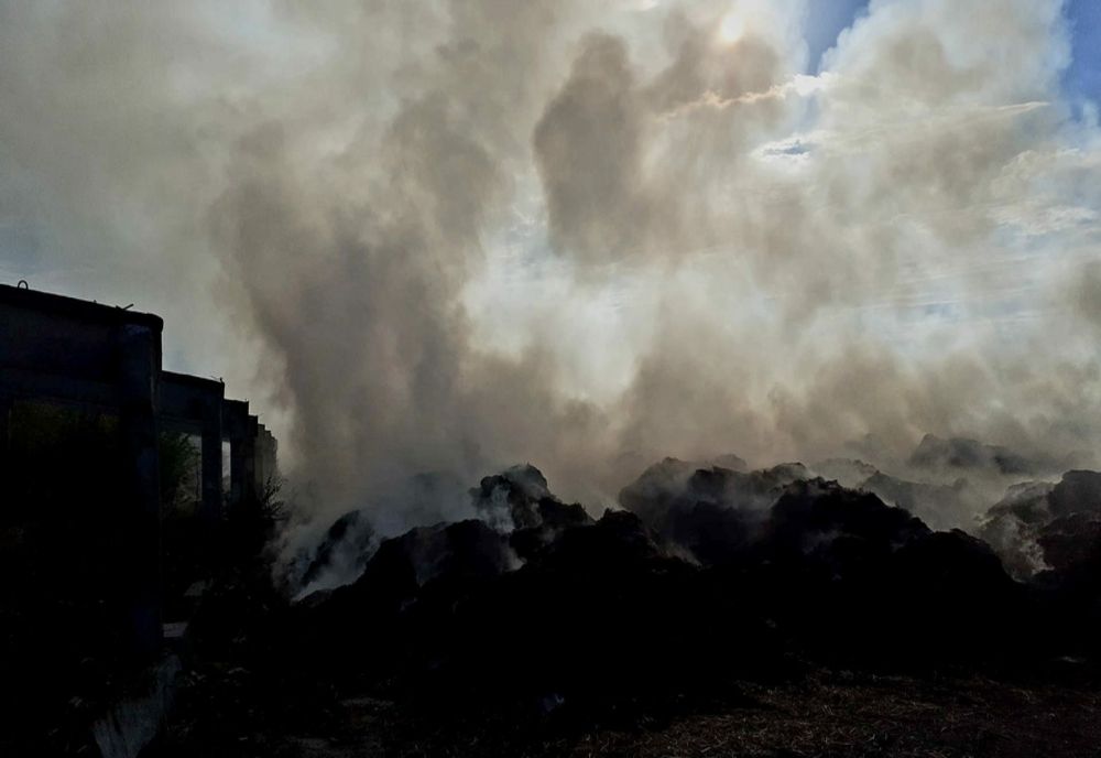 Giurgiu. Incendiu pe un teren pe care este depozitat gunoi de grajd. Flăcările au cuprins şi o jumătate de hectar de vegetaţie uscată