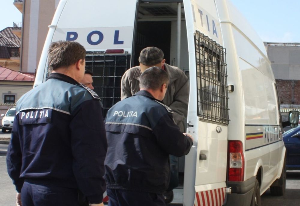 Bărbaţi cercetaţi pentru lipsire de libertate în mod ilegal şi lovire sau alte violenţe