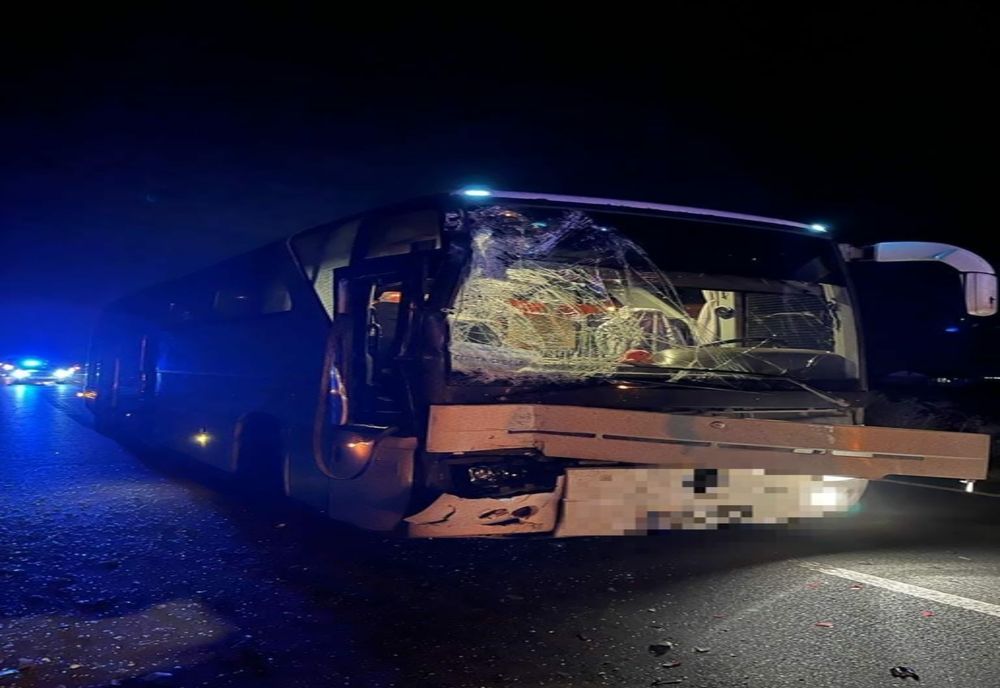 Giurgiu. Accident rutier între un microbuz şi un autobuz pe DN6, la Naipu. Două persoane au avut nevoie de îngrijiri medicale