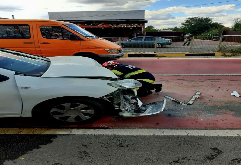 Accident rutier pe DN5, la Remuş. Două persoane au avut nevoie de îngrijiri medicale