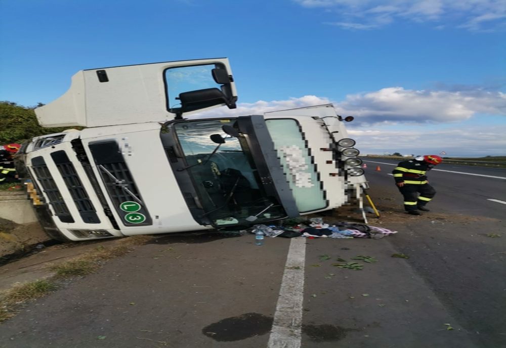 Giurgiu. Un TIR s-a răsturnat pe DN 5, la Daia. Circulaţia este blocată pe o bandă a sensului de mers către Giurgiu