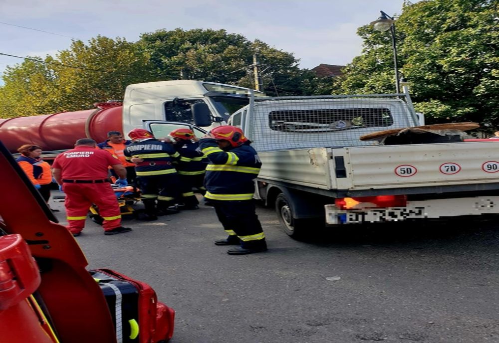 Accident violent la Prundu între o vidanjă şi o camionetă! Cinci persoane au fost rănite
