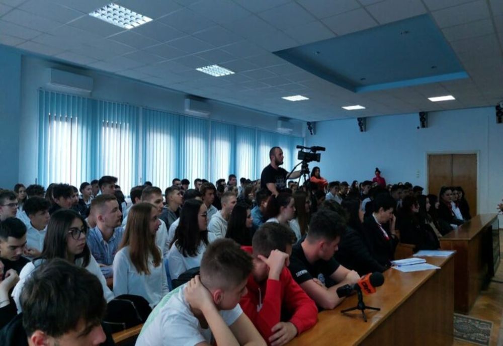 Majorarea stimulentelor financiare pentru elevii cu media 10 la Evaluarea naţională și Bacalaureat