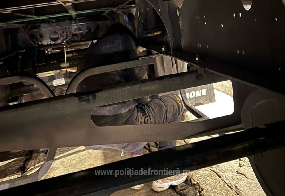 Cetățean afgan, descoperit ascuns pe osia unui autocamion