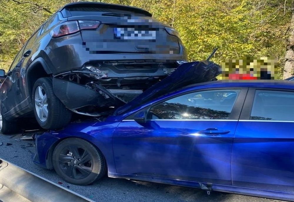 Accident cu 5 autovehicule implicate pe A1, la Vânătorii Mici. O femeie a fost rănită