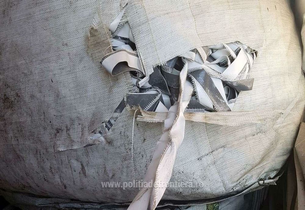 Peste 23 de tone deşeuri de PVC, oprite în PTF Giurgiu