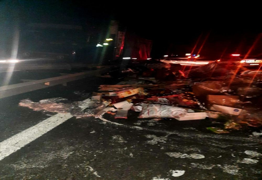 Giurgiu. Remorca unui TIR încărcat cu mărfuri s-a răsturnat pe carosabil, pe A1