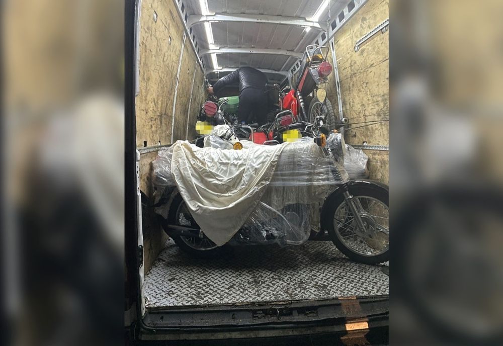 Cinci migranţi, descoperiţi ascunşi într-un microbuz la PTF Giurgiu