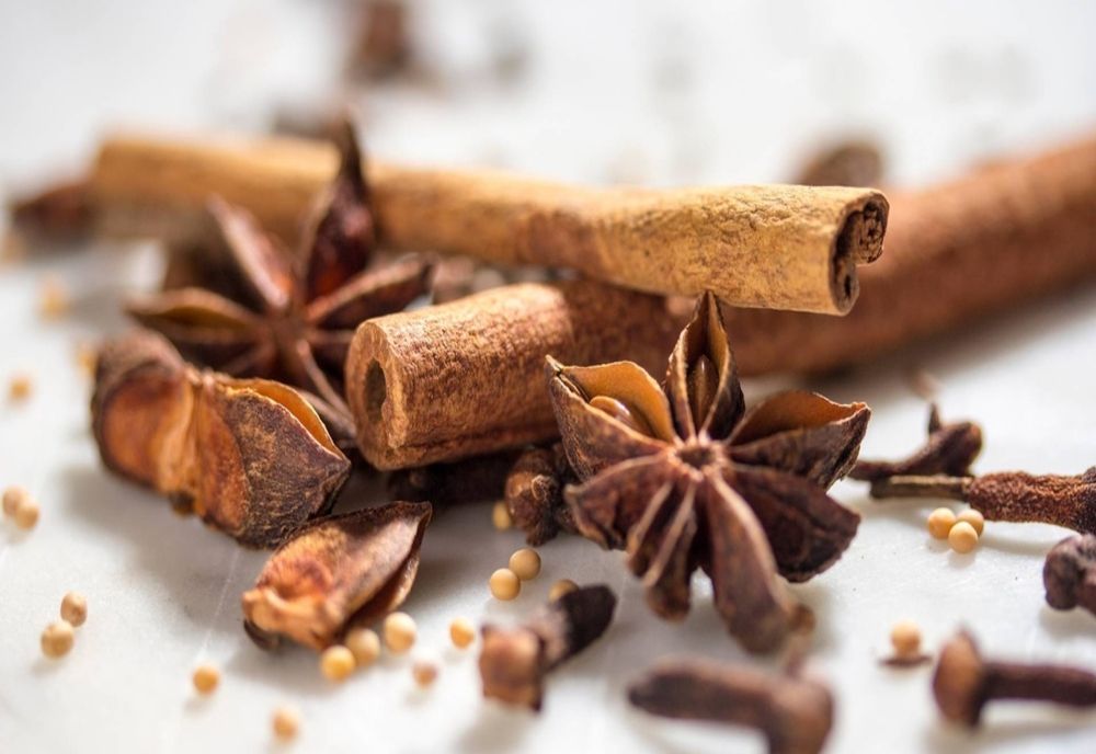 Top 5 condimente pe care să le folosești neapărat de sărbători. Află cât de bune sunt pentru sănătate