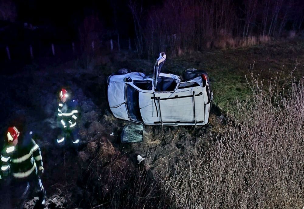 Autoturism răsturnat în afara părţii carosabile pe DJ 503A la Onceşti. Trei persoane au avut nevoie de îngrijiri medicale 