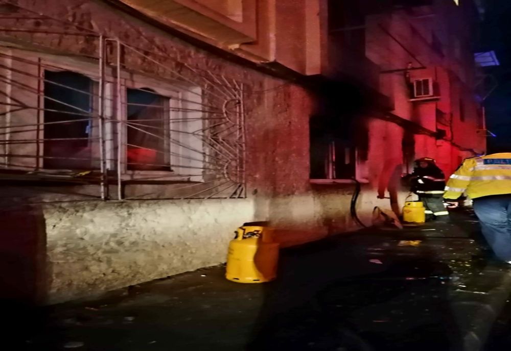 Explozie într-o garsonieră de pe strada Vaporului din municipiul Giurgiu. Un bărbat de 68 de ani a suferit arsuri la nivelul capului şi picioarelor 